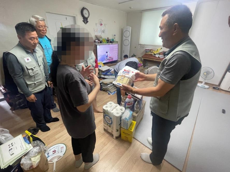 수원시 권선구 권선2동 자유총연맹, 저소득 다자녀가구에 사랑의 물품 전달